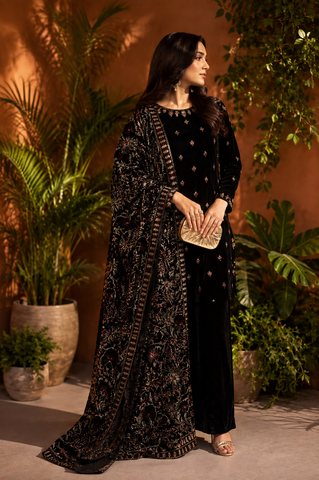 🖤 Black Velvet Elegance – 3 Piece Embroidered Suit ✨