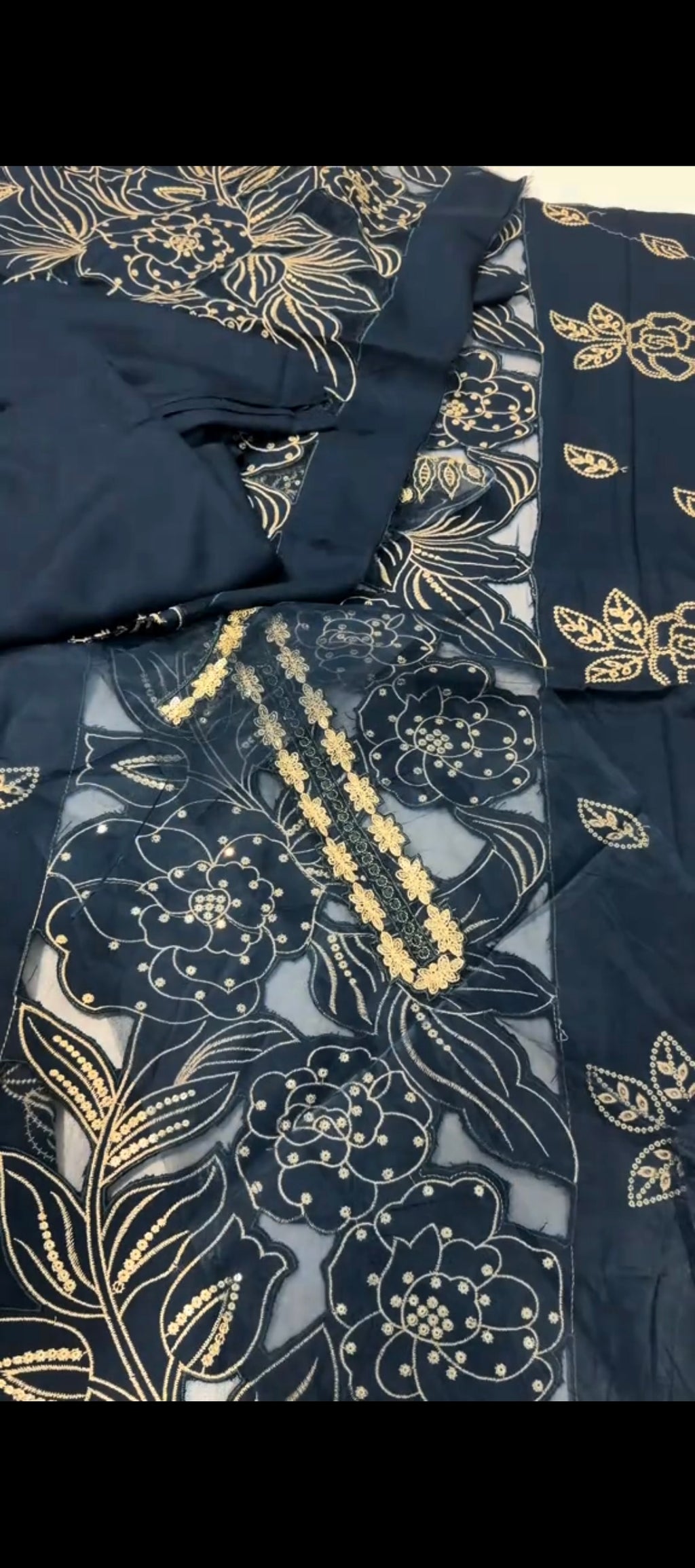 ✨ 𝑴𝒊𝒅𝒏𝒊𝒈𝒉𝒕 𝑩𝒍𝒐𝒐𝒎 ✨
💙 3 Piece Dhanak Suit 💙
